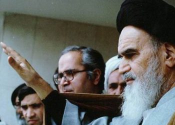 كيف نزع الخميني تاج إيران الذهبي وألبسها العمامة السوداء