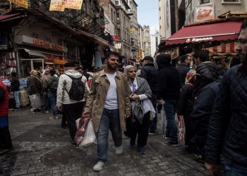 مدير مركز بحثي يكشف نسبة السوريين الرافضين لفكرة العودة إلى بلادهم