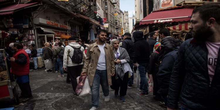 مدير مركز بحثي يكشف نسبة السوريين الرافضين لفكرة العودة إلى بلادهم