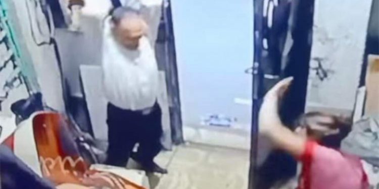 فيديو زوج يضرب زوجته بوحشية يشعل مواقع التواصل في مصر