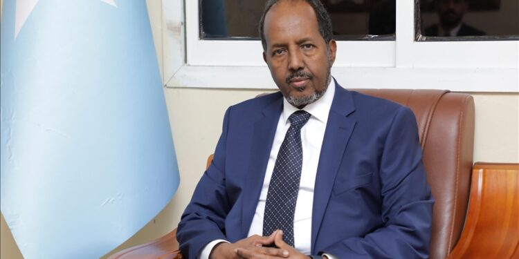 رئيس الصومال يطالب برفع حظر الأسلحة المفروض على بلاده منذ 1992