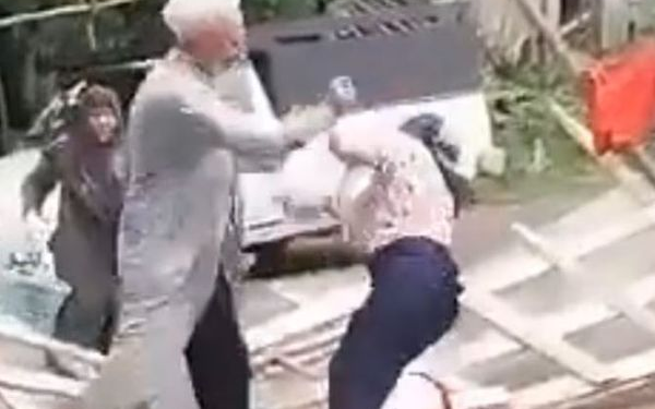 ضجة على وسائل التواصل بسبب اعتداء رجل دين على امرأة.. والسلطات الإيرانية تتوعد ناشري الفيديو