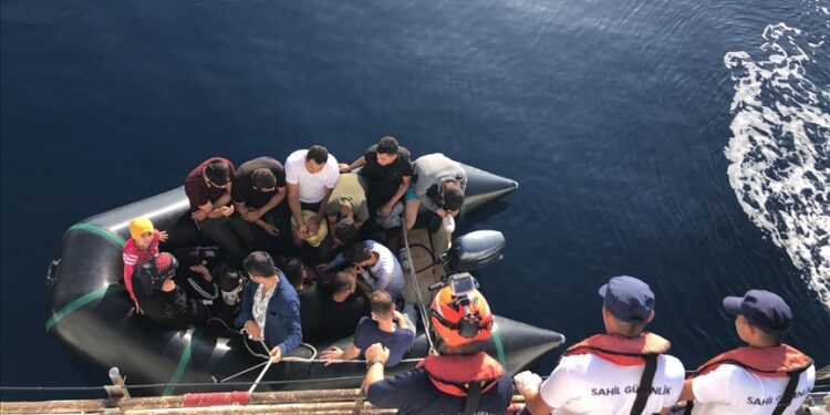 ضبط وإنقاذ 29 مهاجرا غير نظامي غربي تركيا