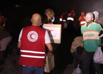 ليبيا.. إغاثة 400 مهاجر على الحدود مع تونس