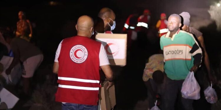 ليبيا.. إغاثة 400 مهاجر على الحدود مع تونس